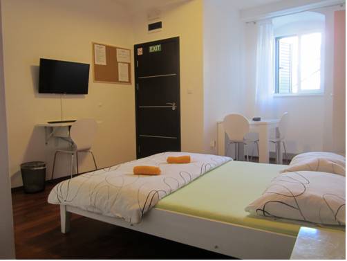 Apinelo Hostel & Apartments