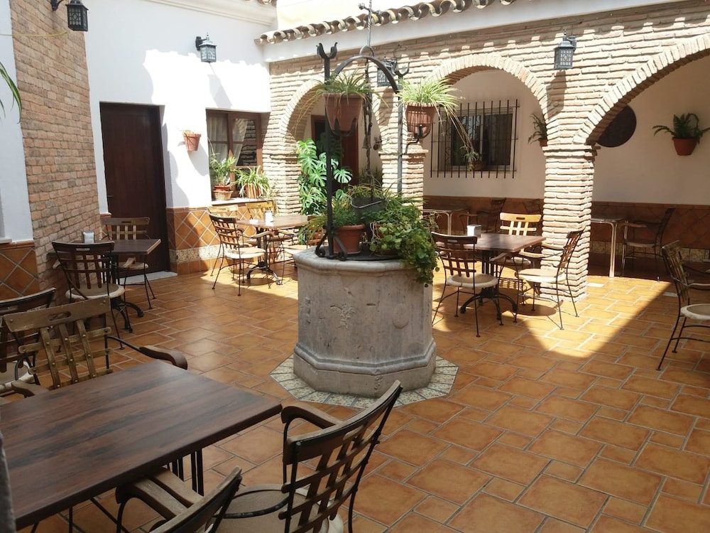 Hotel & Restaurante El Perro De Paterna
