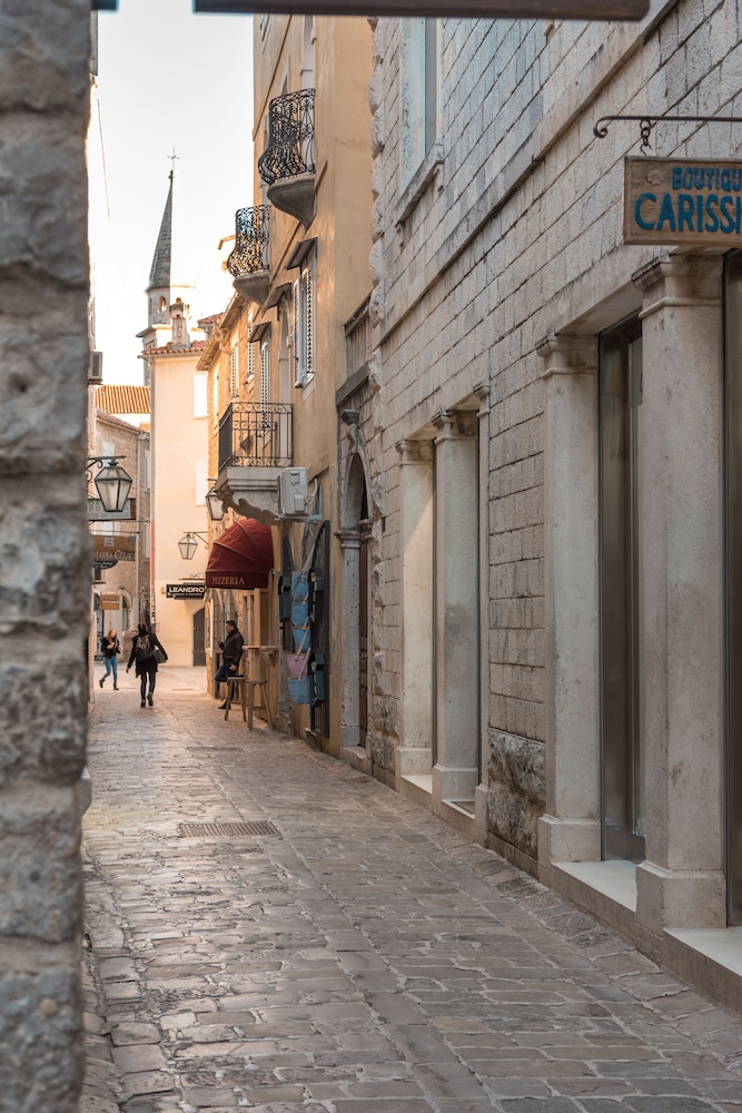 R Club Old Town Apartments