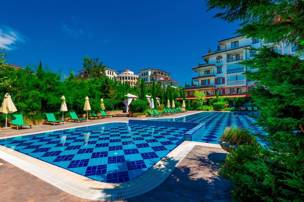 Esteban Apartcomplex