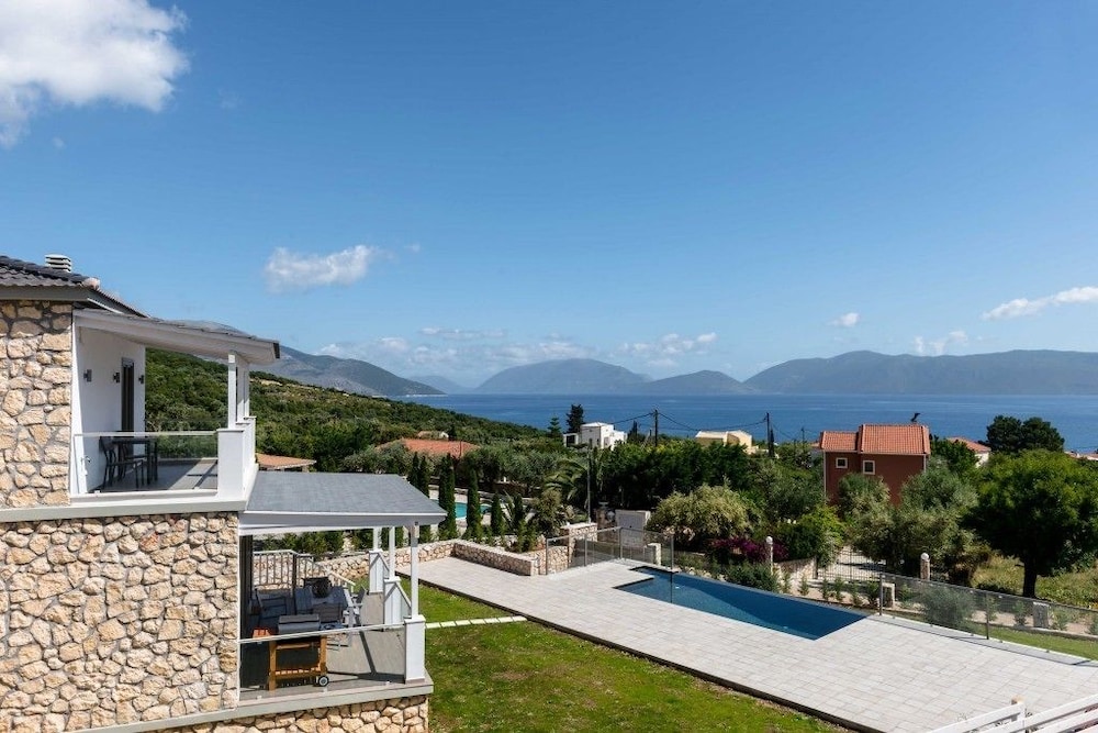 White Villas Karavomilos