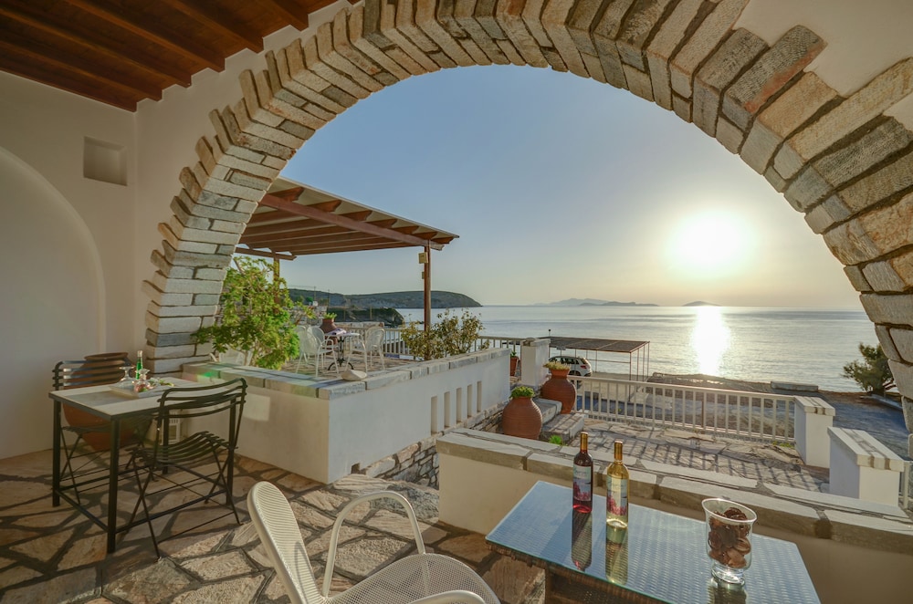 Agerino Studios & Apartments