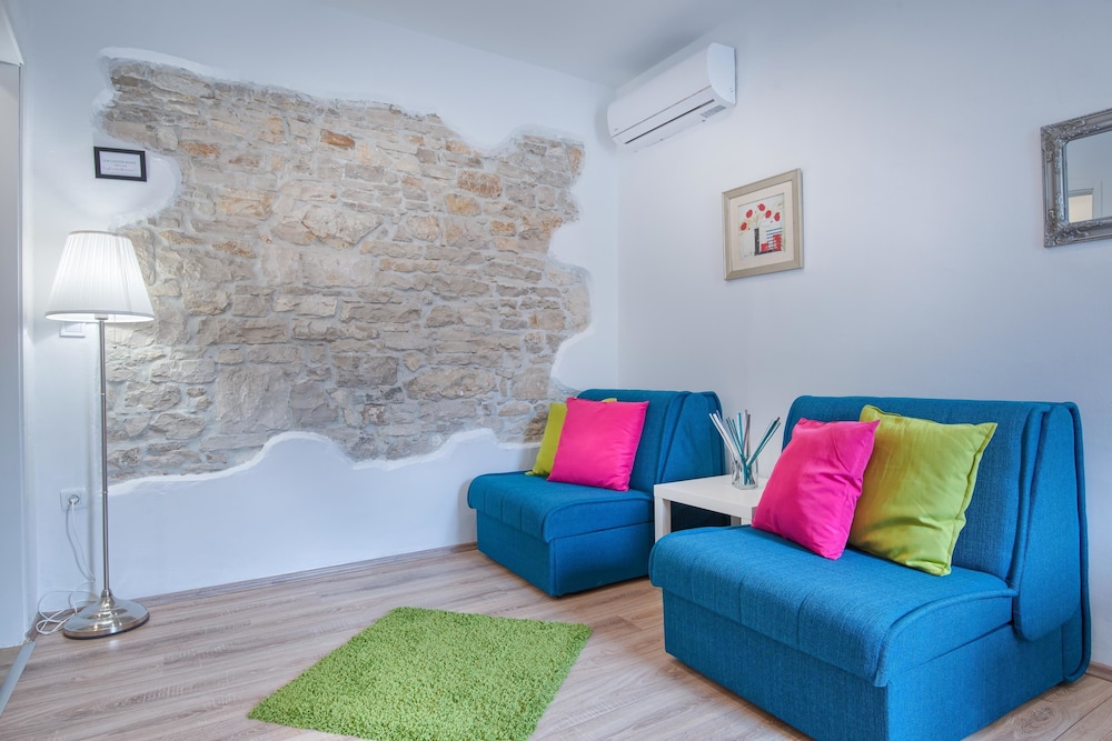 Top Center Rooms & Studio