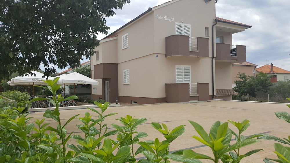 Apartments Villa Visnjik