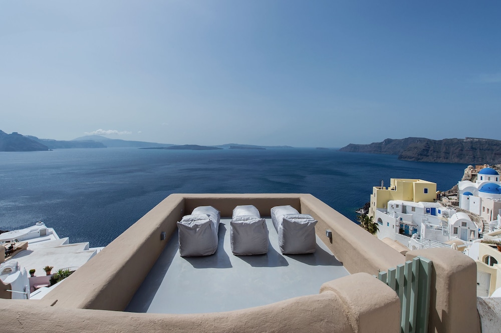 AMMOS OIA MANSION