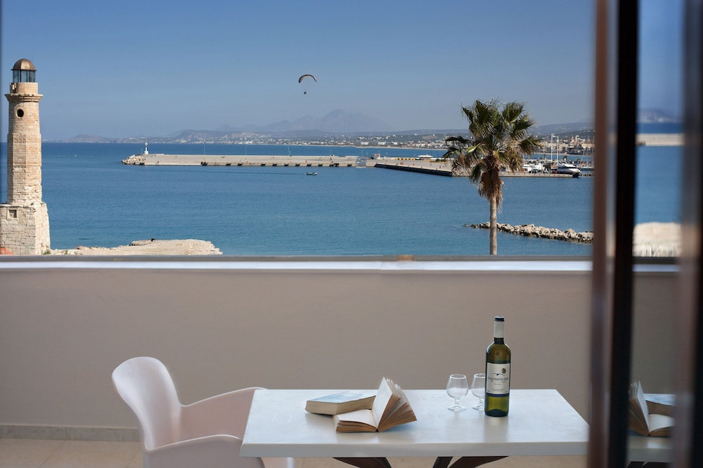 Faros Rooms & Suites