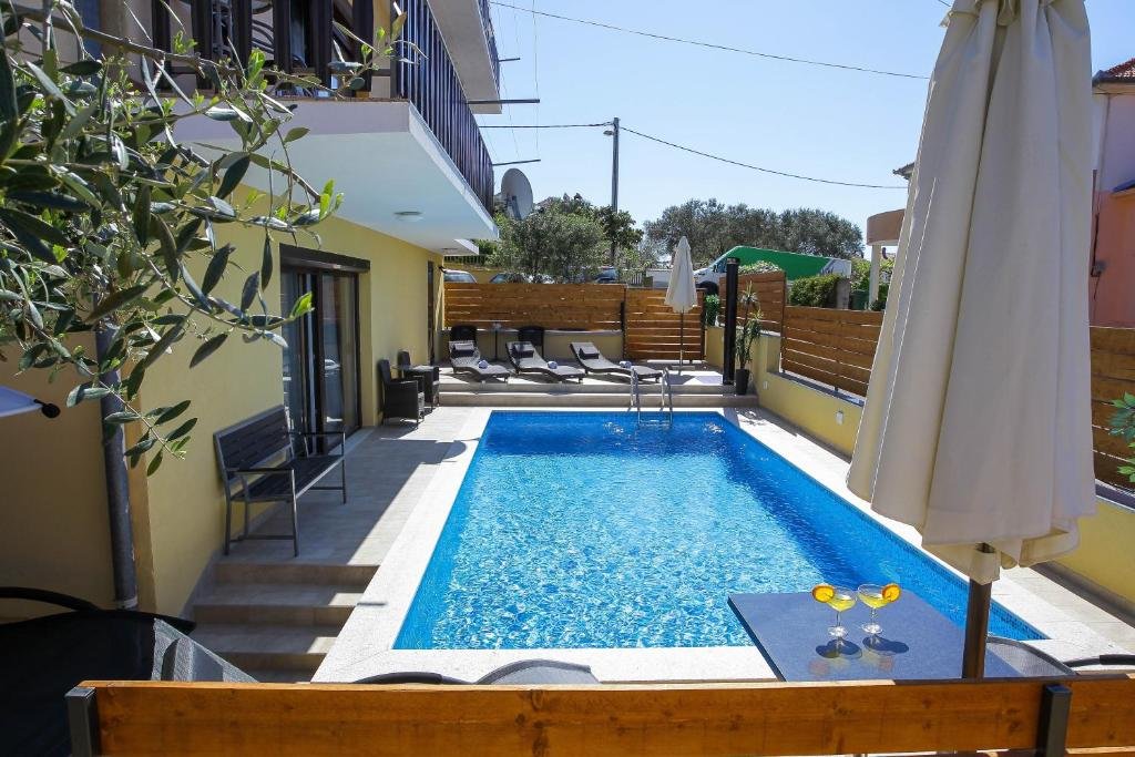 Pool Apartments Julia