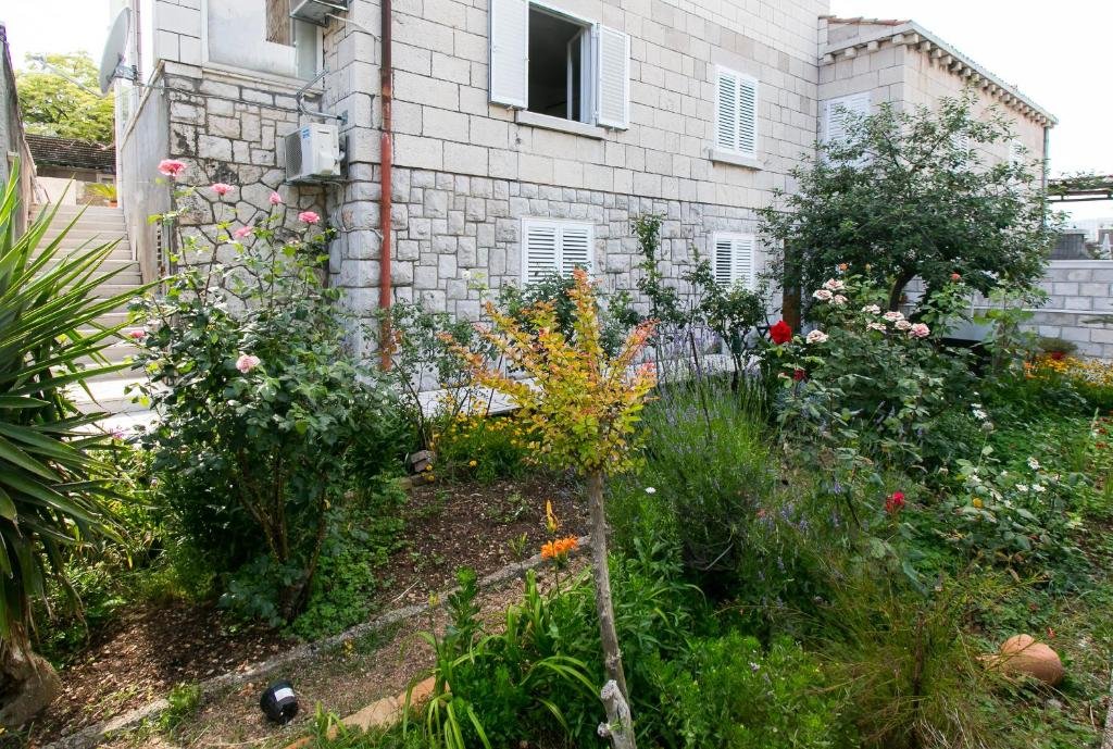 Yellow Room Guesthouse