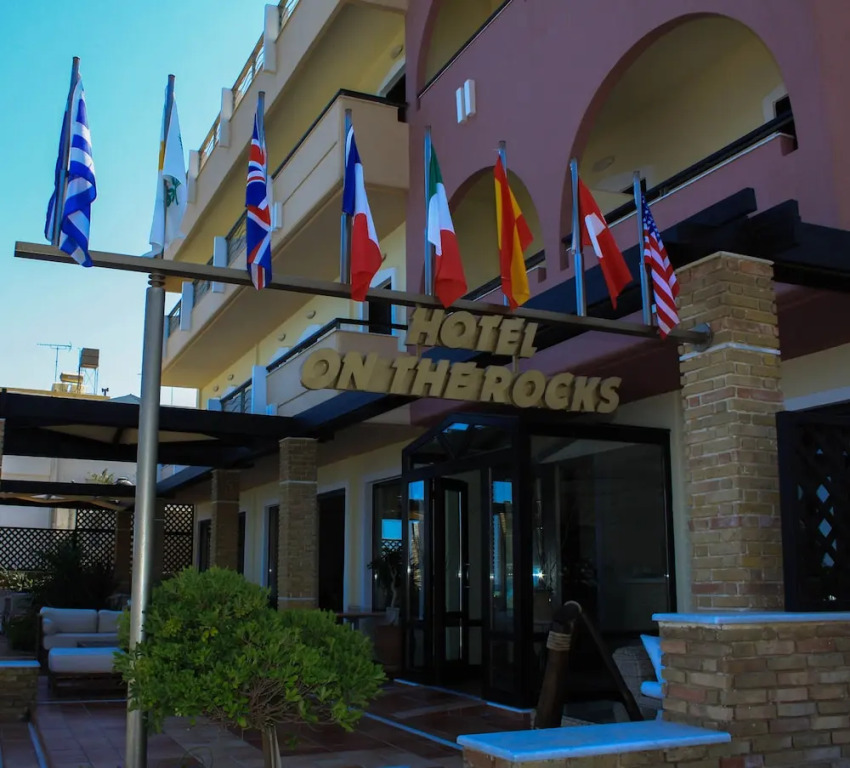 Hotel On The Rocks