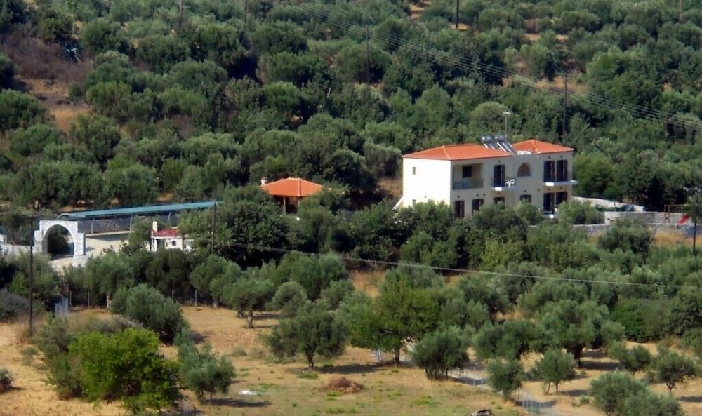 Domaine Papakonstantis Apartments To Let