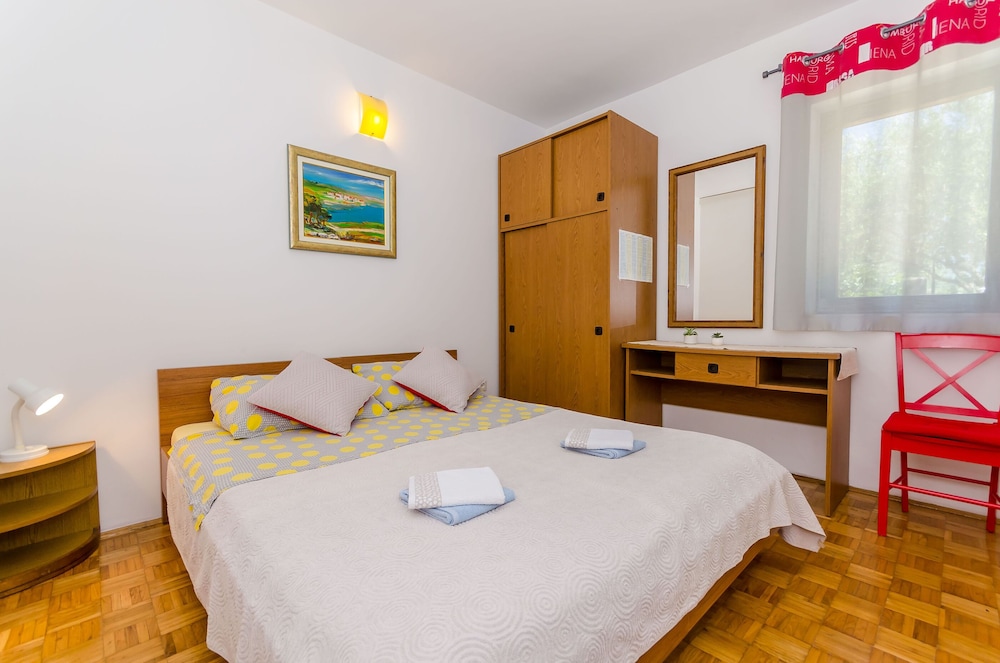 Apartments Pharos