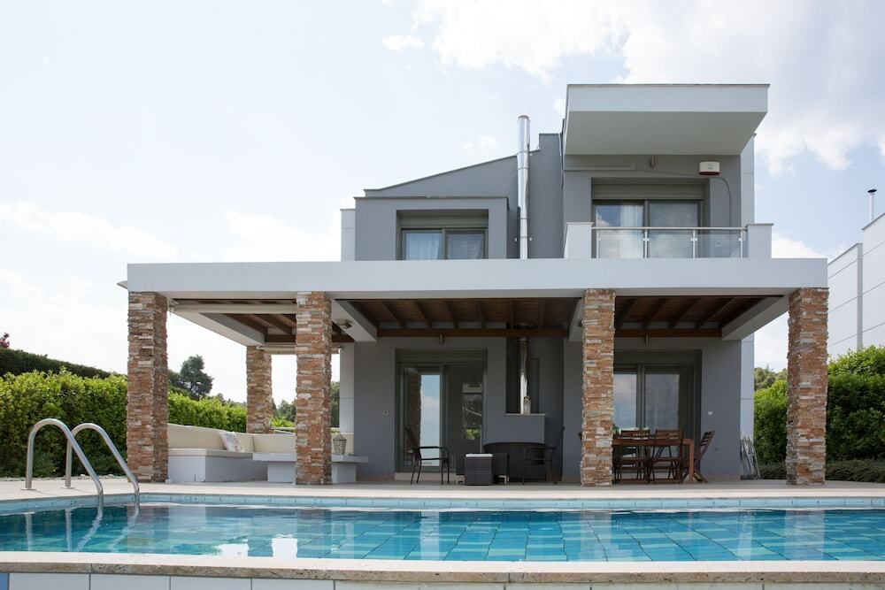 Coelo Shared Pool Villa Sani