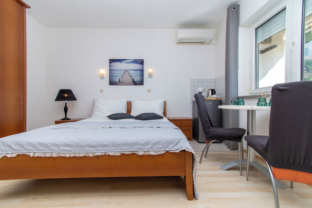 Apartment & Rooms Ana