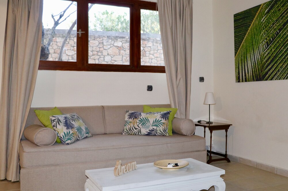 Pyrgos Ralli Estate Apartments & Suites