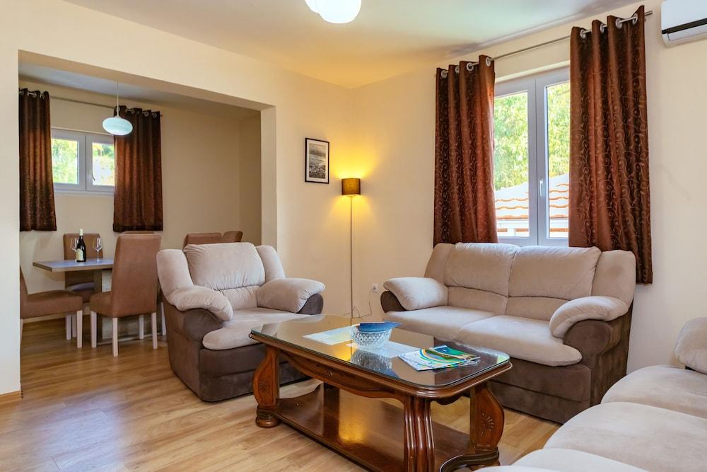 Uphill Glavanovic Villas