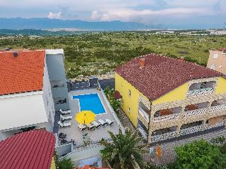 Lucky Luke Pool Apartments