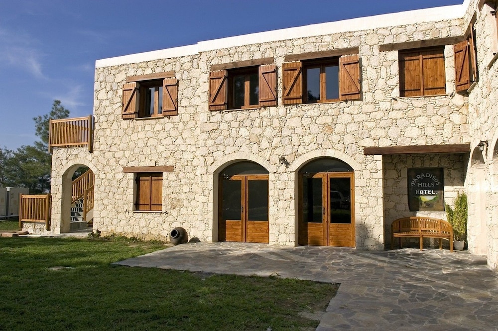 Paradisos Hills