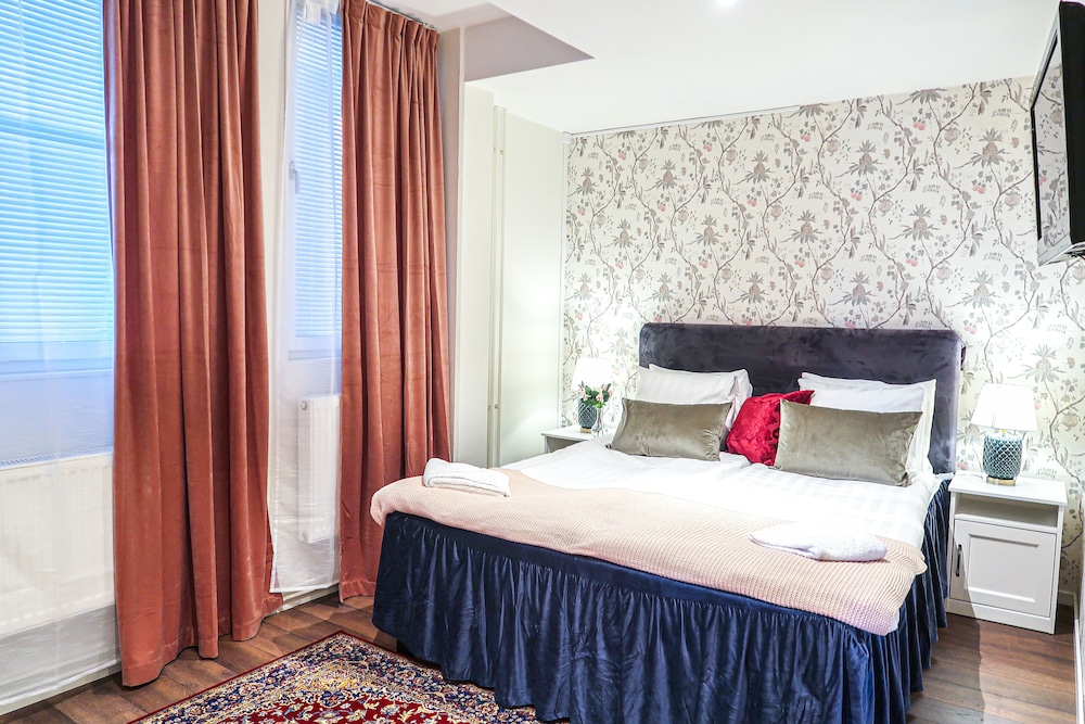 Hotel & Hostel 4 U