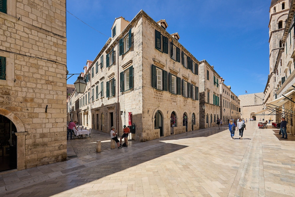 Bota Palace