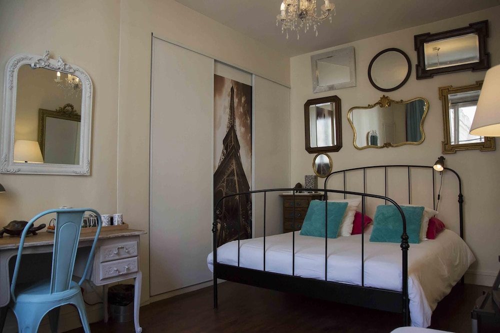 A Room In Paris