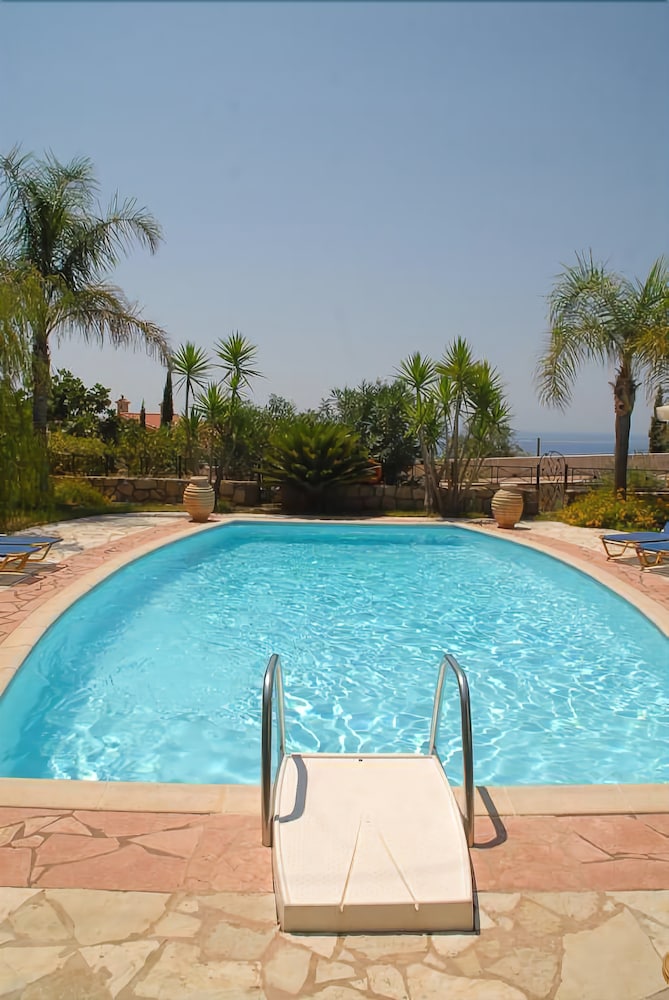 Christoforos Apartments