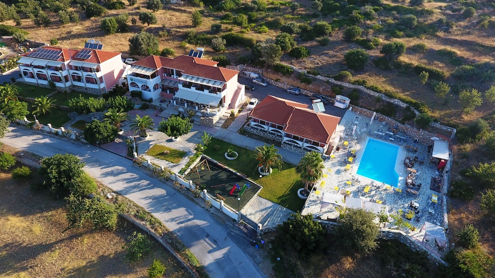 Saint George Hotel & Suites