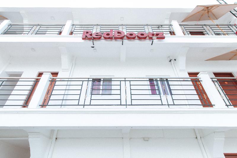 LJ Hotel by RedDoorz
