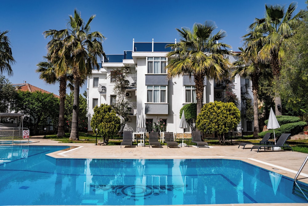 Carrington Suites Hotel