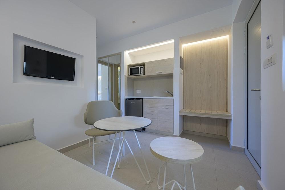 Mythos Apartments