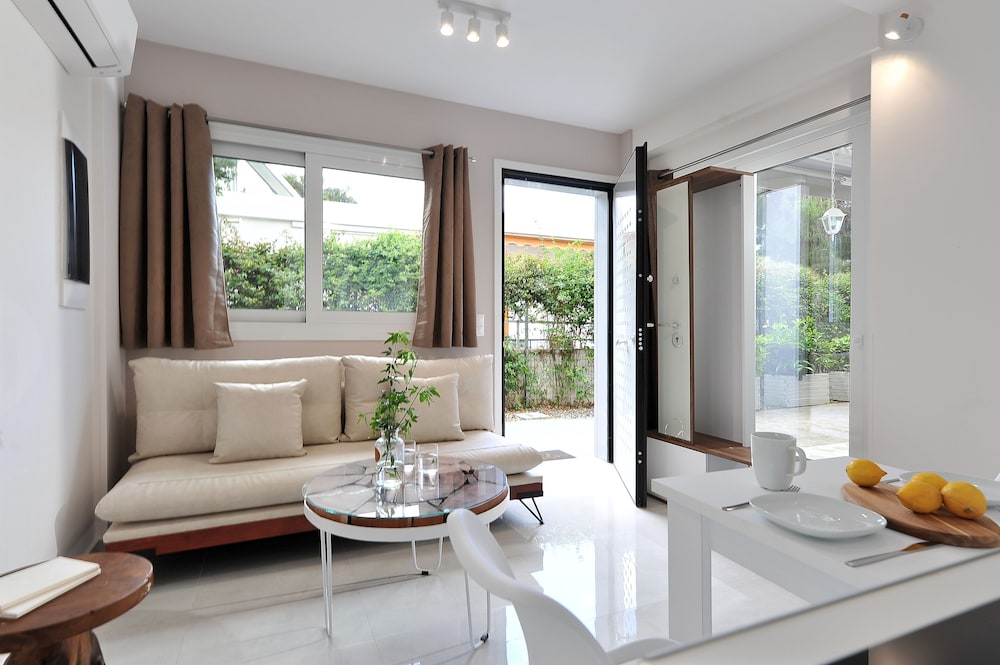 Alekos Luxury Suites