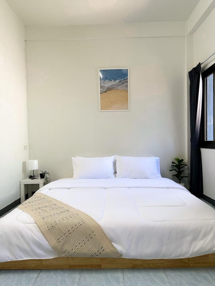 Montana Hotel & Hostel
