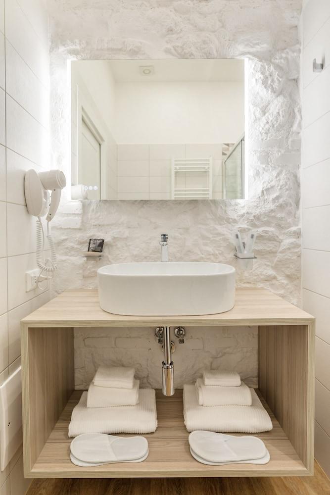 Adelante Rooms