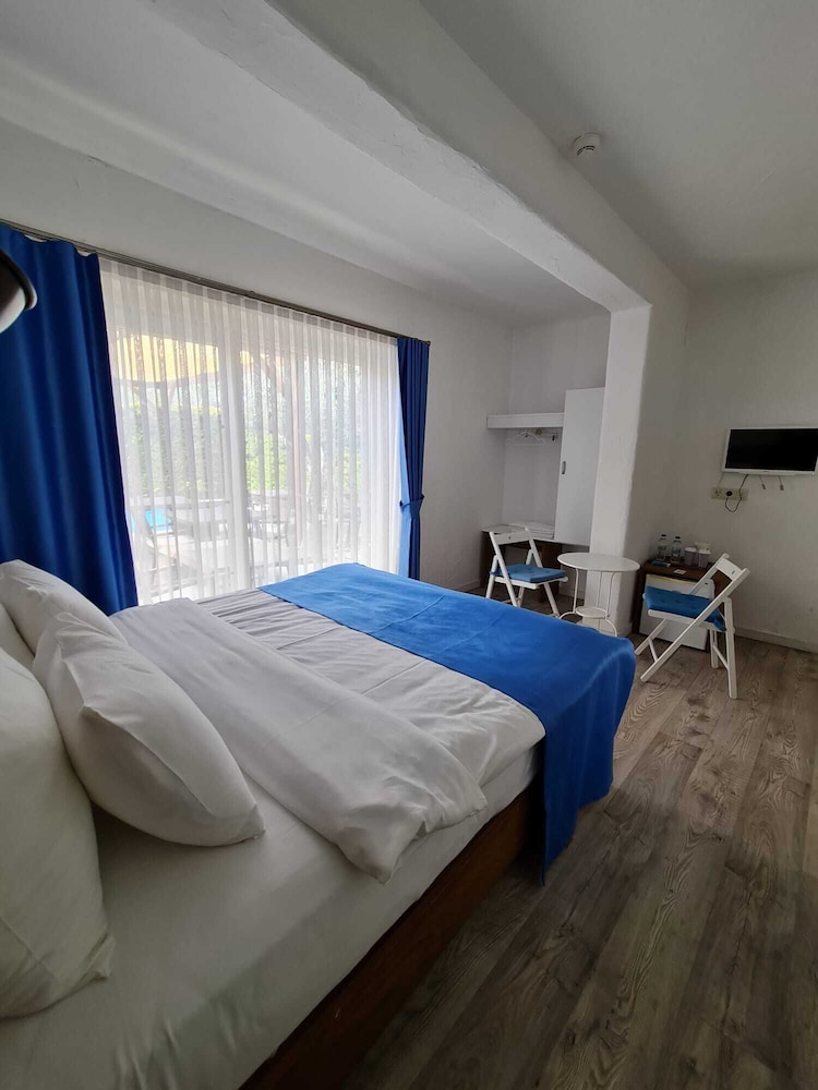 Rebetiko Hotel