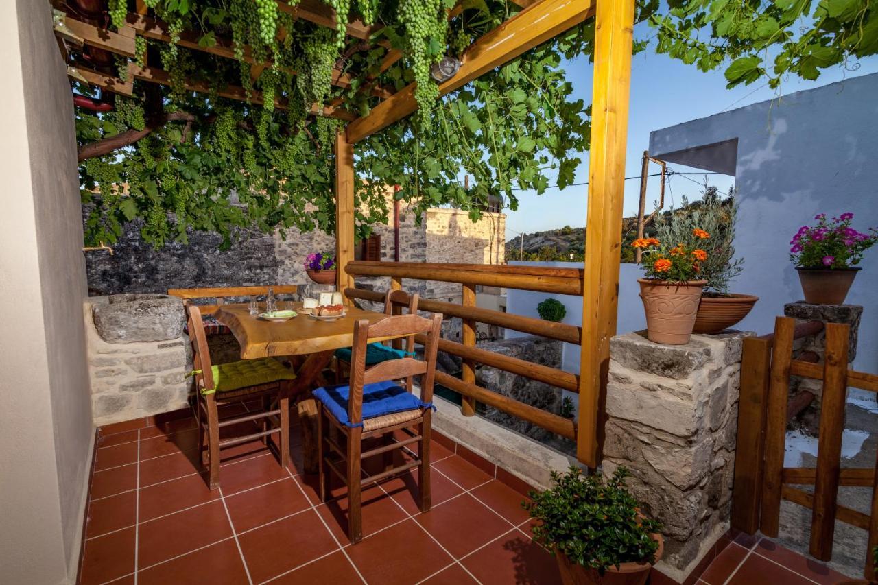 Aristidis's Plouti Moires