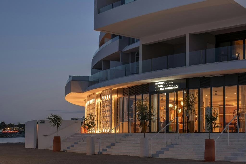 Marina Bay Riviera Hotel, Curio Collection by Hilton